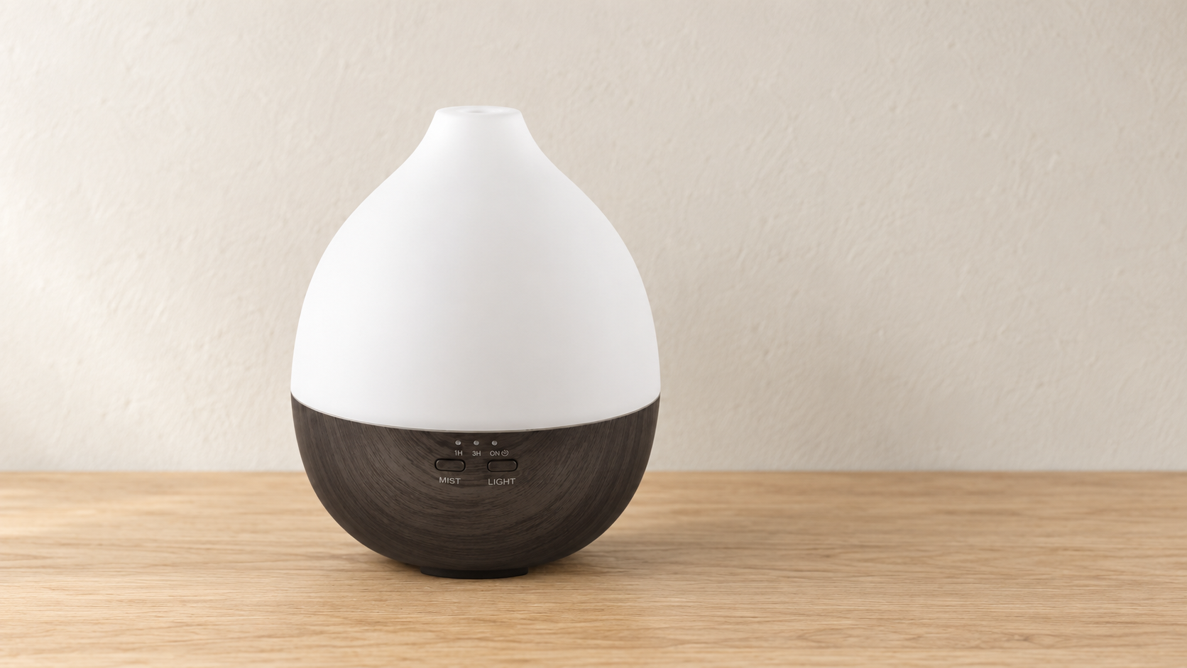 Texel Dark Wood aroma diffuser op een lichte houten tafel tegen een rustige achtergrond