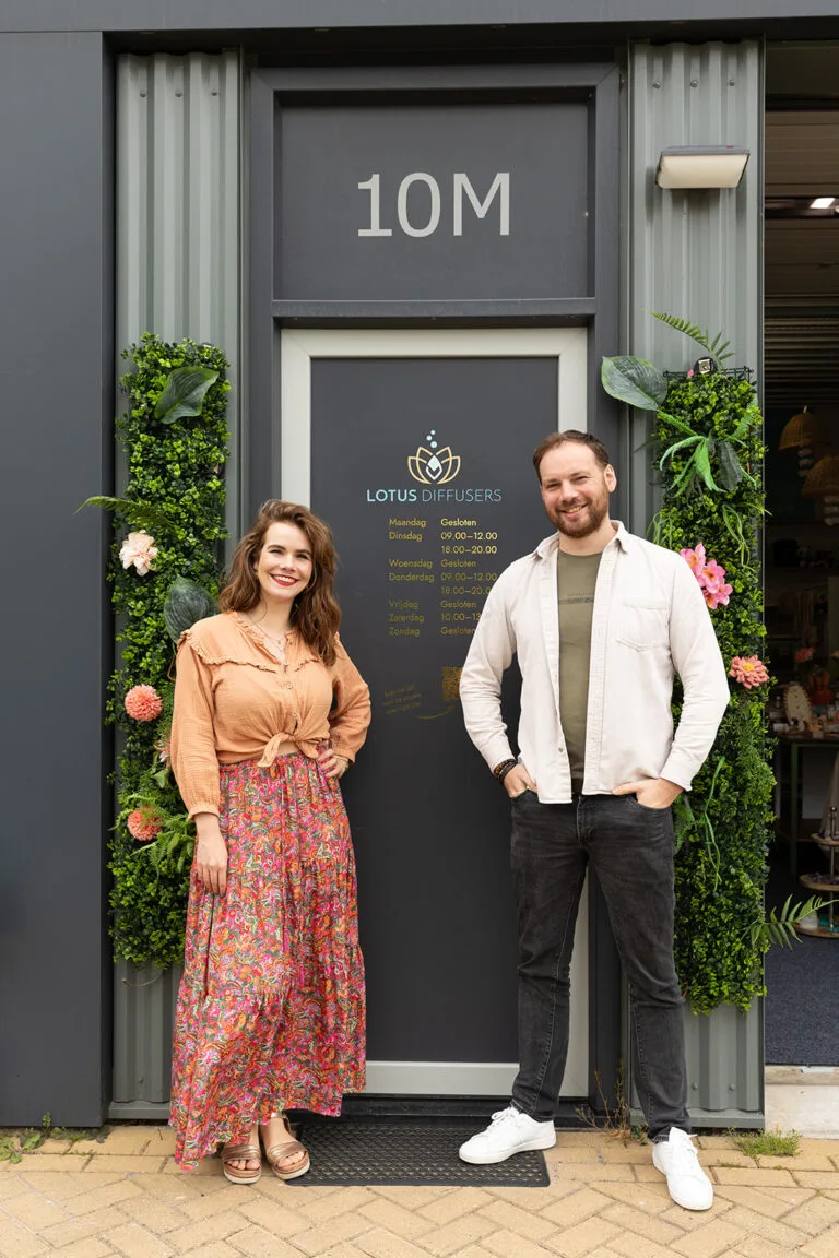 Michelle en Yannick bij de ingang van de Lotus showroom