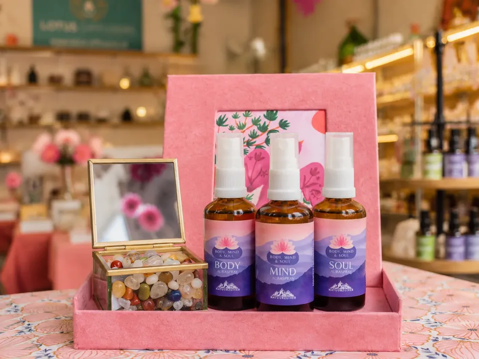 Body, Mind en Soul aurasprays met edelstenen in een roze cadeaupresentatie