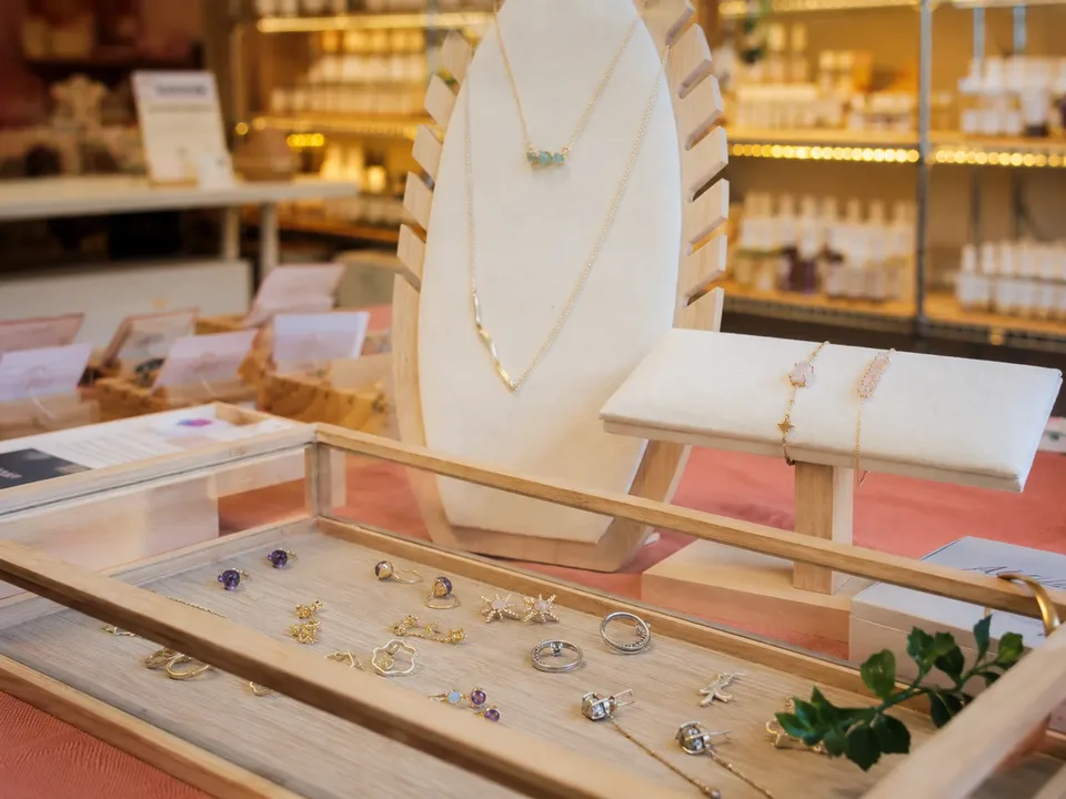 Ketting, armbanden, ringen en oorbellen met edelstenen in de Lotus showroom