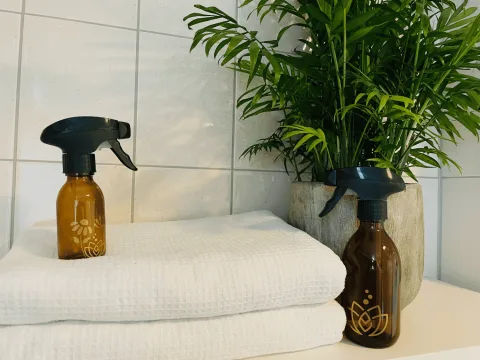 Glazen sprayfles met afgewogen ingrediënten voor een zelfgemaakte interieurspray