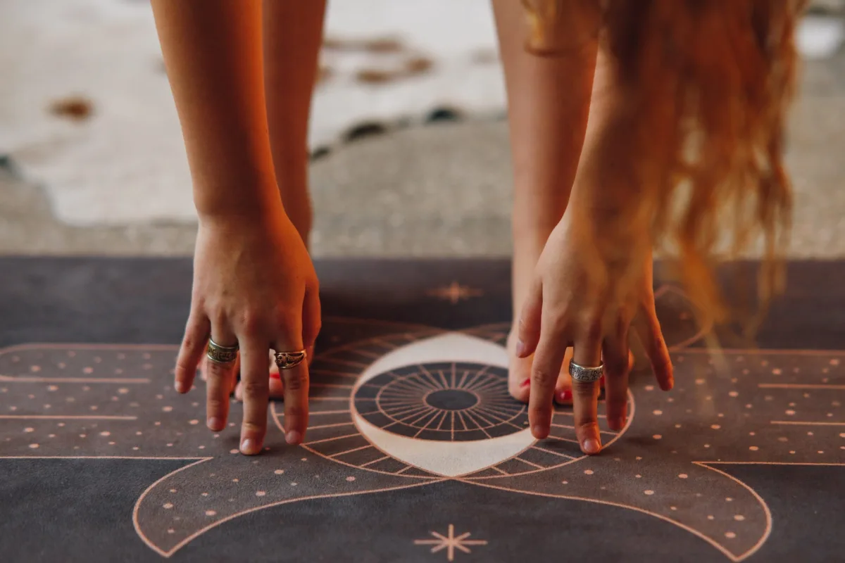 Persoon in meditatie bij een uitleg over de zeven chakra's