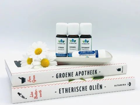 Etherische olie naast bloeiende grassen tijdens het hooikoortsseizoen