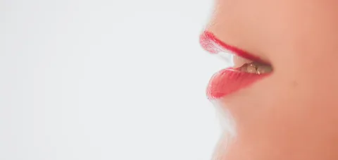 Zelfgemaakte lippenbalsem in kleine potjes naast bijenwas en plantaardige boters