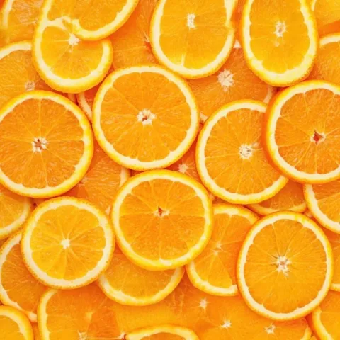 Fles Oranex met schoonmaakdoek bij een schoon keukenblad