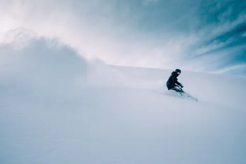 Wintersporter in de sneeuw met praktische verzorging voor onderweg