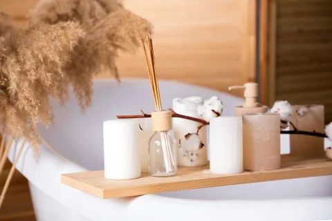 Warm bad met een zorgvuldig gekozen geurend badproduct