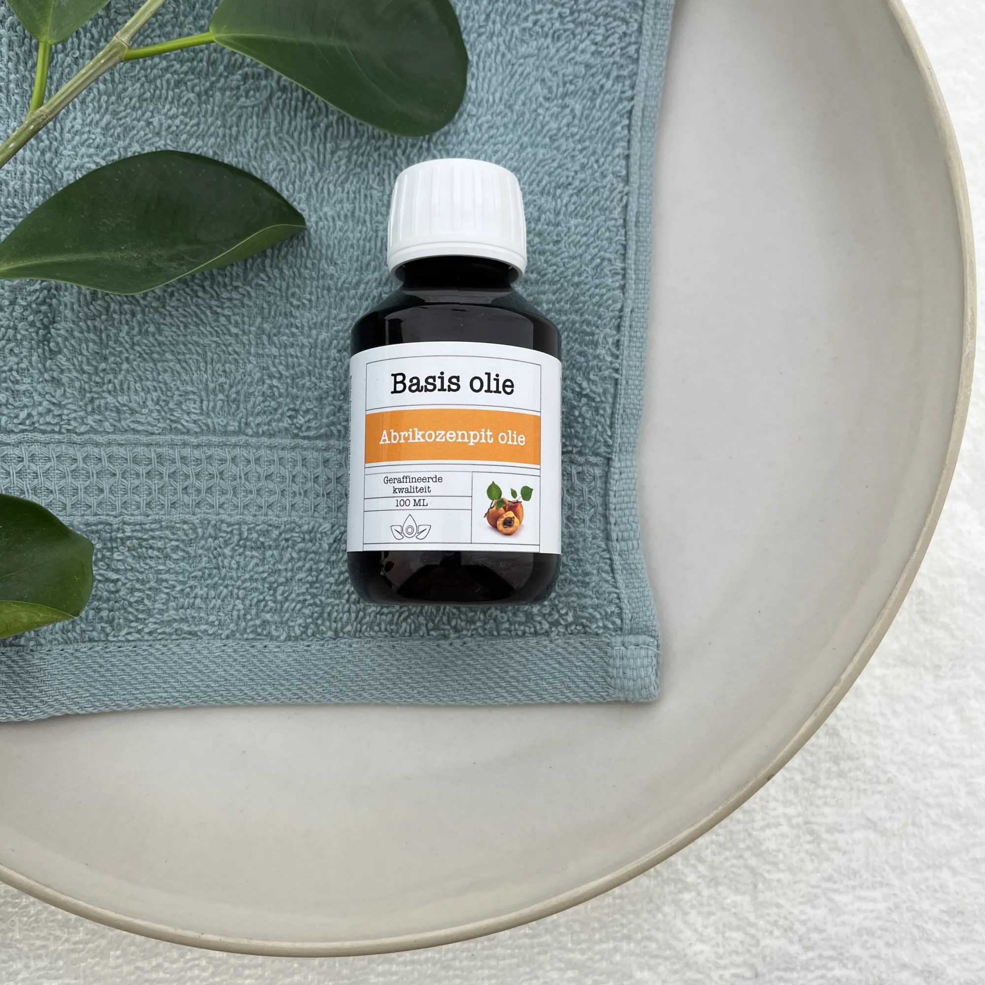 abrikozenpitolie rf in PET flesje van 50 ml met dispenserdop van de groene linde