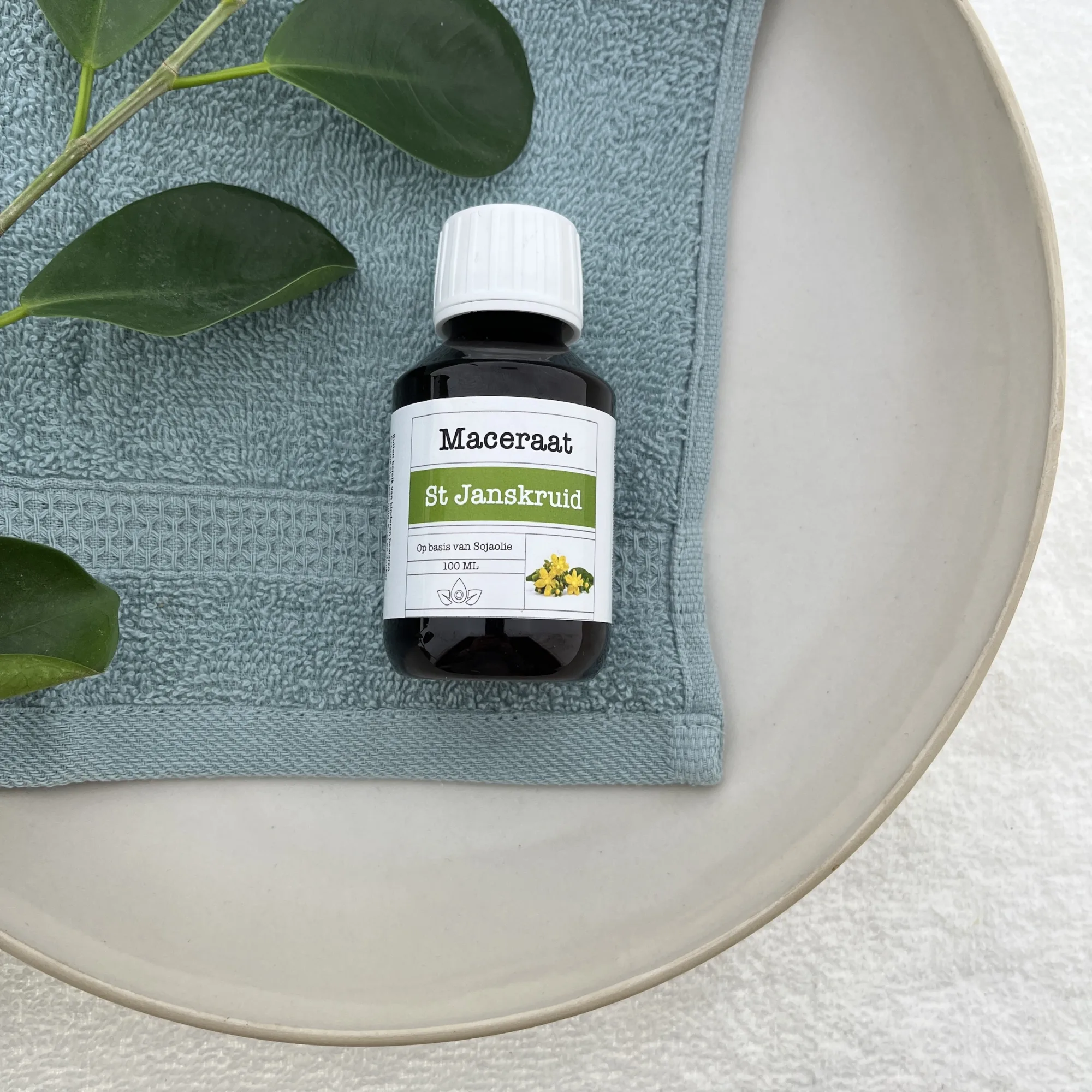 Basis olie St-Janskruid maceraat in 50 ml PET flesje met dispencer van De Groene Linde