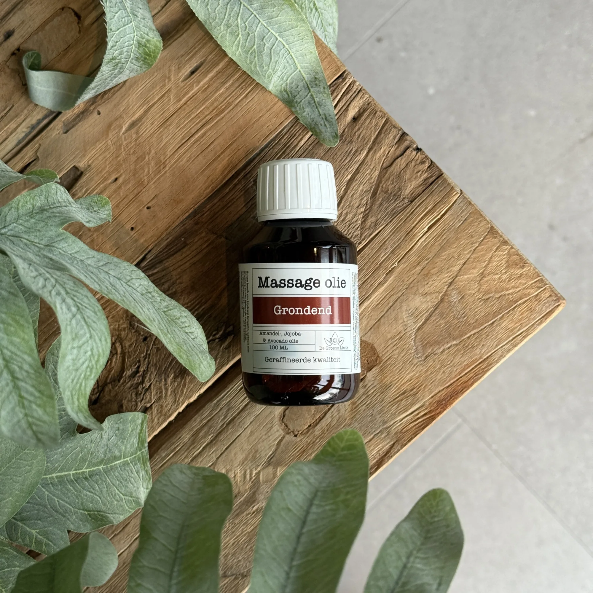 Grondend massage olie in PET flesje van 50 ml met dispenserdop van De Groene Linde