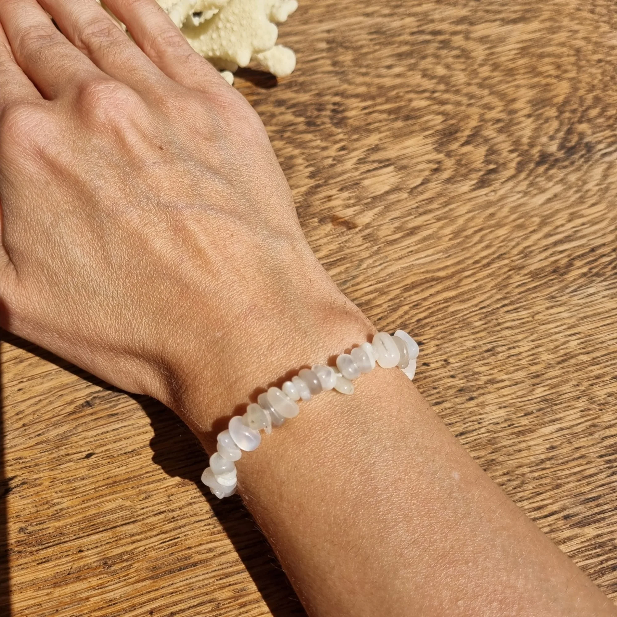 Witte maansteen splitarmband van Lotus Diffusers