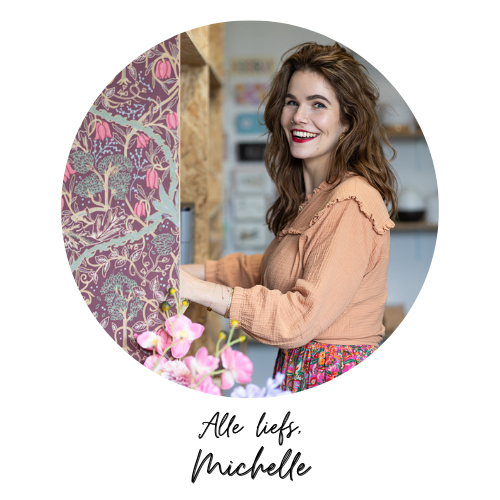 Michelle in showroom Alle Liefs